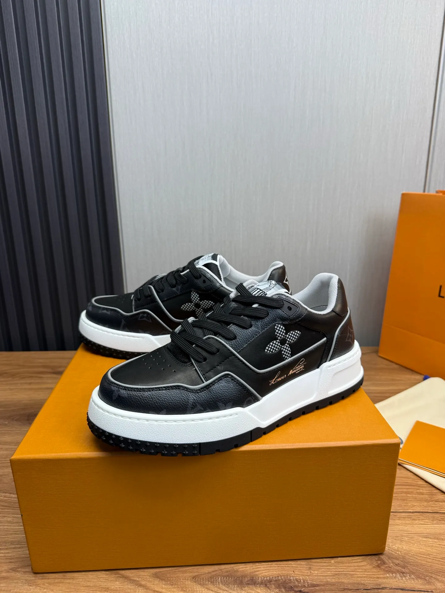 Men's shoes 💰860💰 LV. High version counters are on sale at the same time ⬆️ Men's new sneakers 🔥 The uppers are imported cowhide; "High-end, high-end, classy, ​​noble" workmanship is exquisite (original cowhide is used inside), soles: Original outsole specially provided by the original factory, taken in real life 🎬. Yardage: 38-44. (38.45 can be customized)